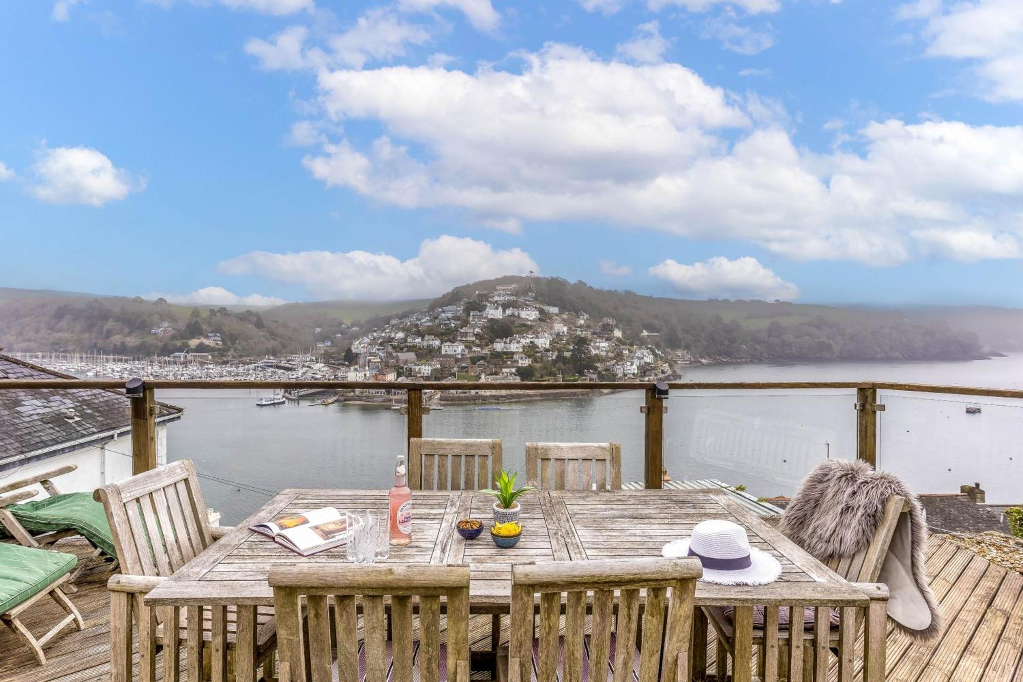 Uphigh - Elevated Family Home With Stunning River Views ダートマス エクステリア 写真